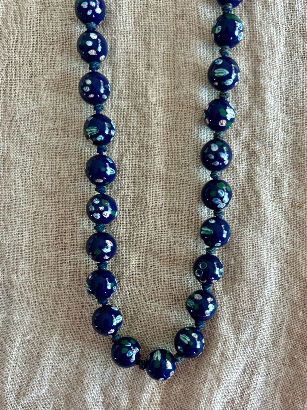 CHINESE VINTAGE BLUE HAND PAINTED PORCELAIN KNOTTED NECKLACE 24” WITH CLASP - Picture 6 of 8